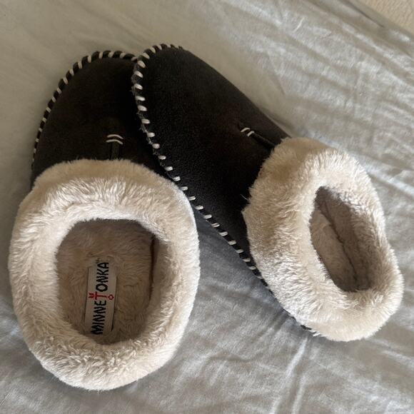 Minnetonka suede fur lined slip on moccasins.  size 6 - Picture 1 of 6